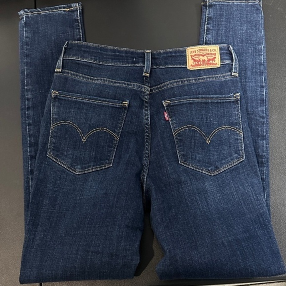 574. Levi's 721 high rise Dark Blue Skinny Jeans size 27